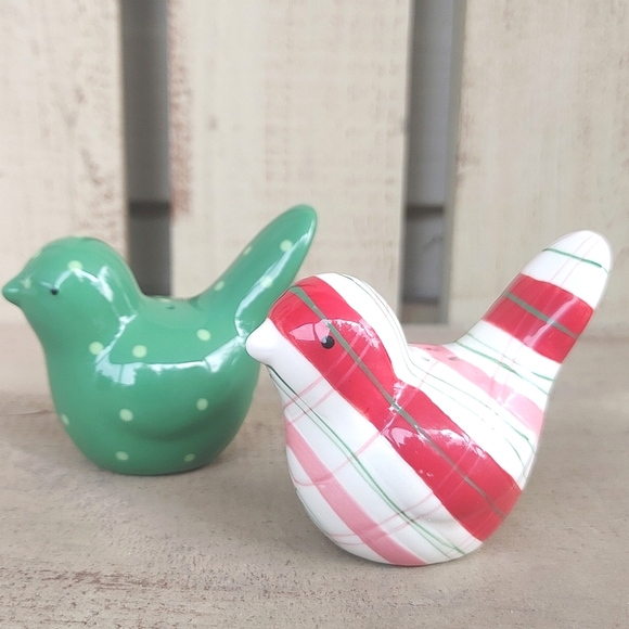 Vintage 1980s  Essential Homes Salt & Pepper Shakers Peppermint and Green Doves - Picture 1 of 12